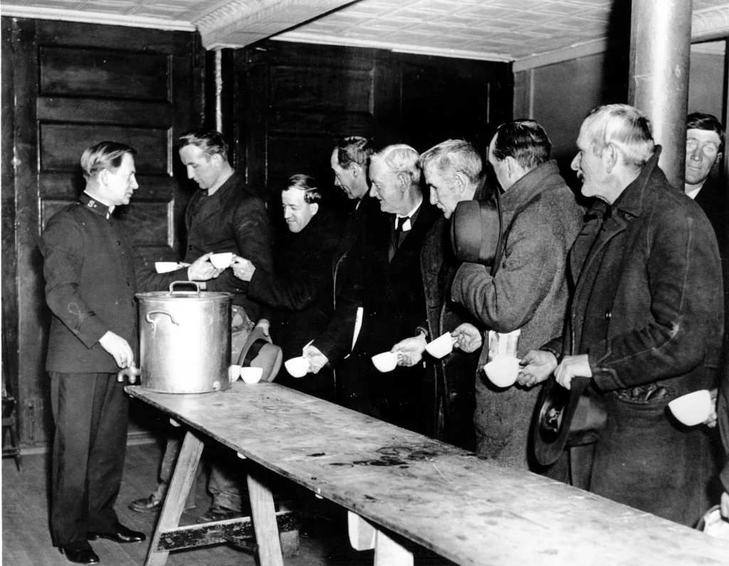 A Salvation Army relief worker tends to a line at a local soup kitchen during the Great Depression in the United States. The Depression was among events that affected Tan Kah Kee’s enterprises in Southeast Asia. File photo: AP